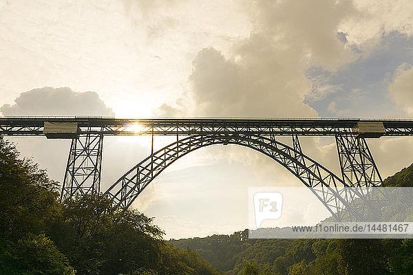 Deutschland Müngstener Brücke zwischen Solingen und Remscheid in der Dämmerung