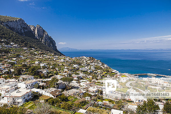 Italien  Kampanien  Capri  Gebäude gegen das Meer