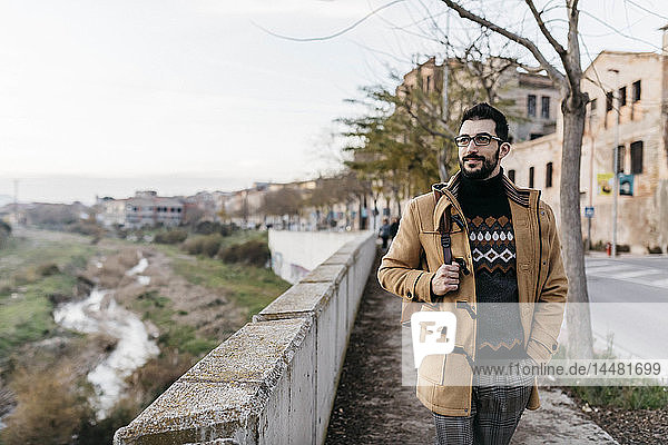 Spanien  Igualada  Mann geht in der Stadt auf dem Bürgersteig