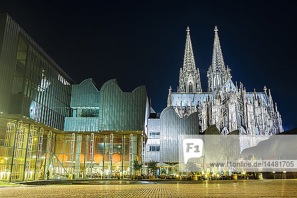 Deutschland  Köln  Blick auf das beleuchtete Museum Ludwig und den Kölner Dom bei Nacht