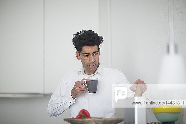 Porträt eines Geschäftsmannes beim Frühstück zu Hause