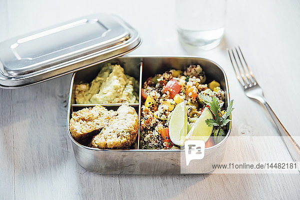 Bento-Box mit Quinoa-Salat mit Gemüse und Limette  Avocadocreme und Blumenkohlklößchen