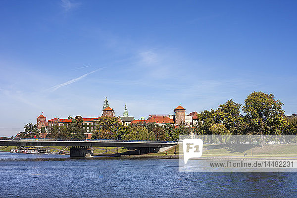 Polen  Krakau  Stadt von der Weichsel aus  Blick auf das Schloss Wawel