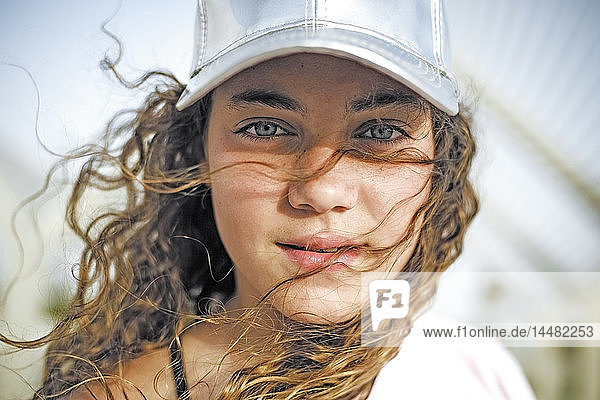 Bildnis eines Mädchens mit Basecap