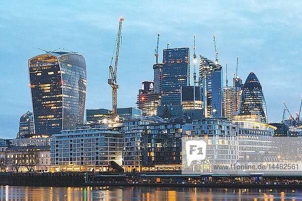 Vereinigtes Königreich  England  London  Finanzdistrikt mit modernen Wolkenkratzern im Morgengrauen  lange Exposition