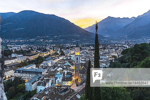Italien  Südtirol  Meran  Stadtbild bei Sonnenuntergang