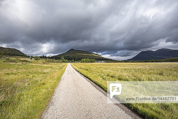 Vereinigtes Königreich  Schottland  Sutherland  Lairg  Northern Highlands  einspurige Straße und der Berg Ben Stack im Hintergrund