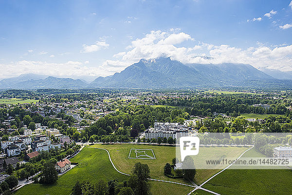 Österreich  Bundesland Salzburg  Salzburg  Stadtansicht und Park