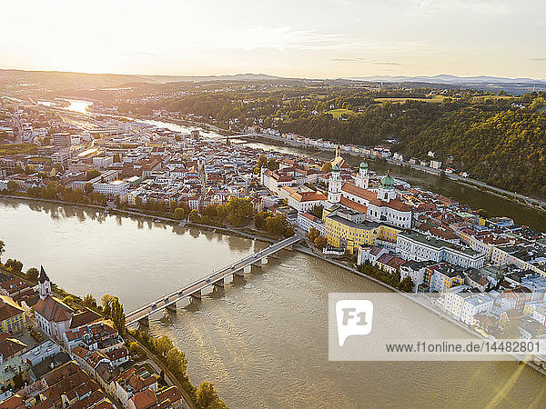 Deutschland  Bayern  Passau  Stadt der drei Flüsse  Luftaufnahme  Donau und Inn bei Sonnenuntergang