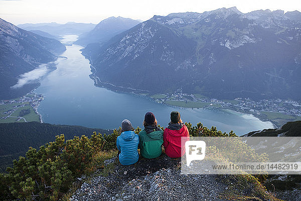 Österreich  Tirol  drei Wanderer geniessen die Aussicht auf den Achensee