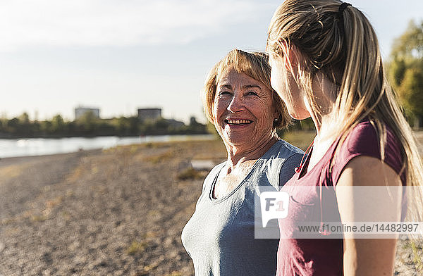 Fitte Großmutter und Großmutter genießen die Sonne am Fluss