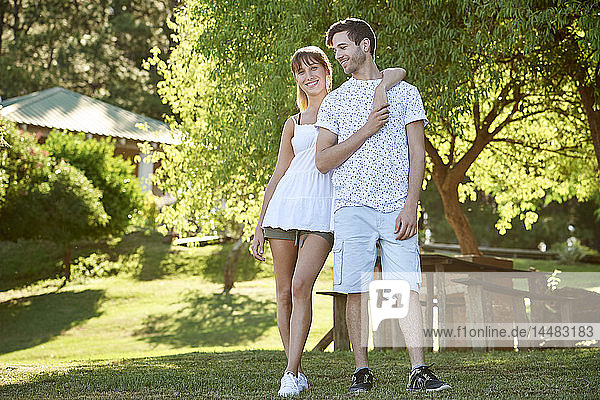 Lächelndes junges Paar im Park