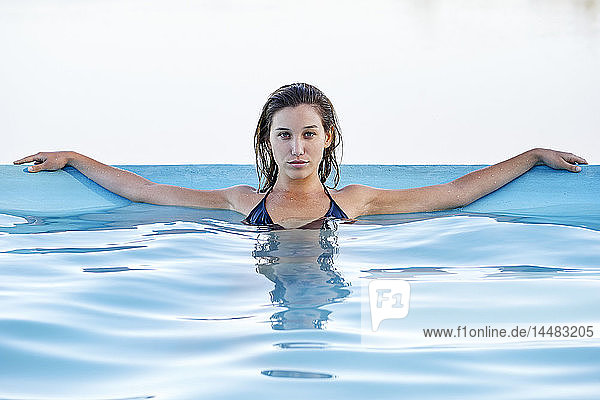 Porträt einer jungen Frau im Schwimmbad