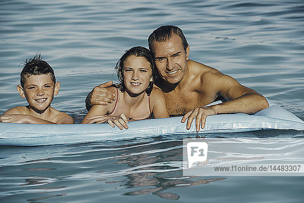 Familienschwimmen mit Schlauchboot im Schwimmbad