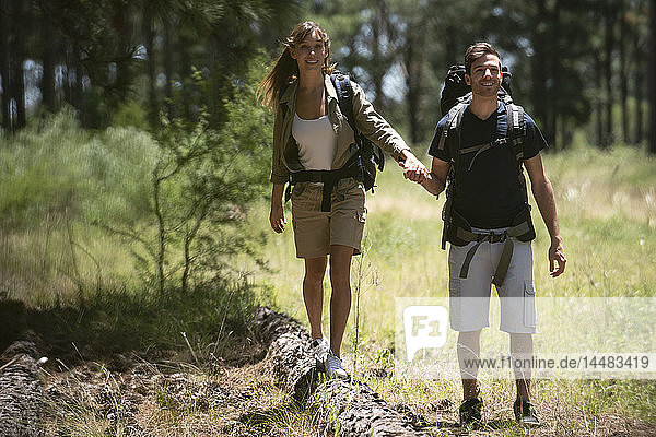 Junges Paar beim Wandern im Wald
