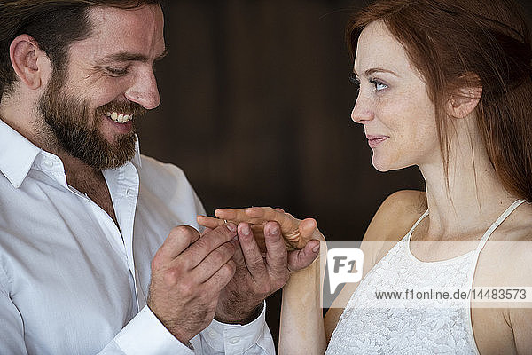 Nahaufnahme eines Mannes  der seiner Freundin einen Heiratsantrag mit einem Ring macht