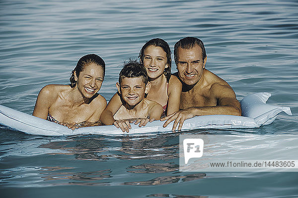 Familienschwimmen mit Schlauchboot im Schwimmbad