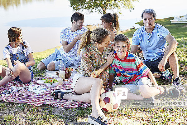 Familie genießt Picknick am See