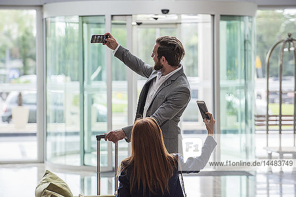 Geschäftsleute nehmen Selfie mit Smartphone