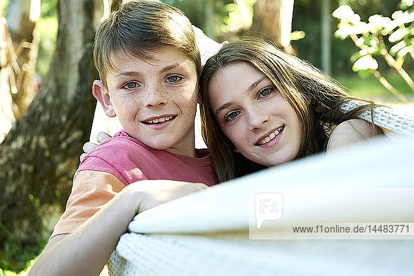 Bruder und Schwester entspannen sich in einer Hängematte