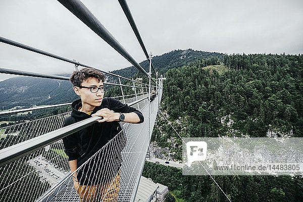 Jugendlicher auf der Hängebrücke Highline 179,  Tirol,  Österreich