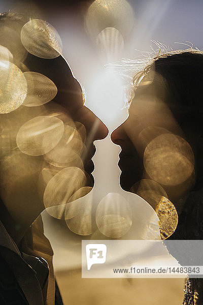 Goldenes Licht beleuchtet Silhouette Profil des Paares küssen