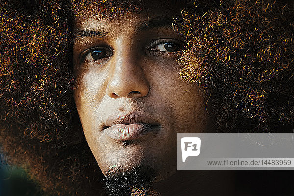 Nahaufnahme Porträt selbstbewusster  ernster junger Mann mit Afro