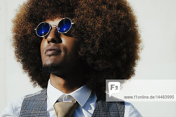 Porträt selbstbewusster  cooler  gut gekleideter junger Mann mit Afro  der wegschaut