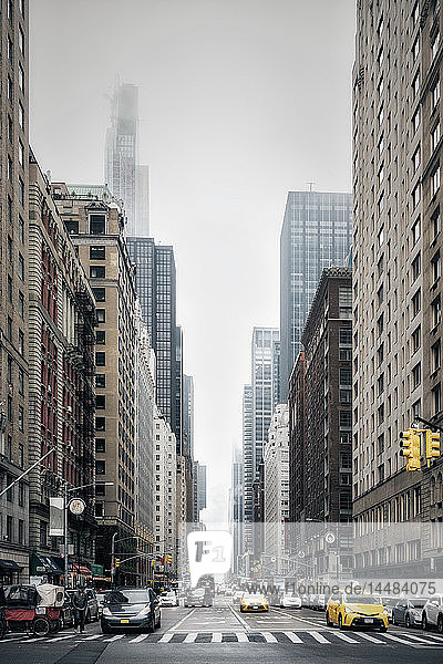 Straße und Gebäude in New York City  Sixth Avenue  New York  USA