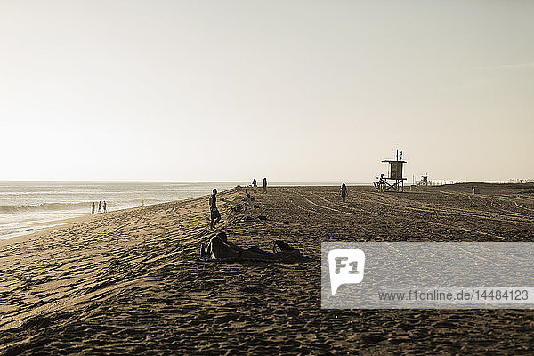 Menschen entspannen sich am sonnigen Strand  Newport Beach  Orange County  Kalifornien  USA