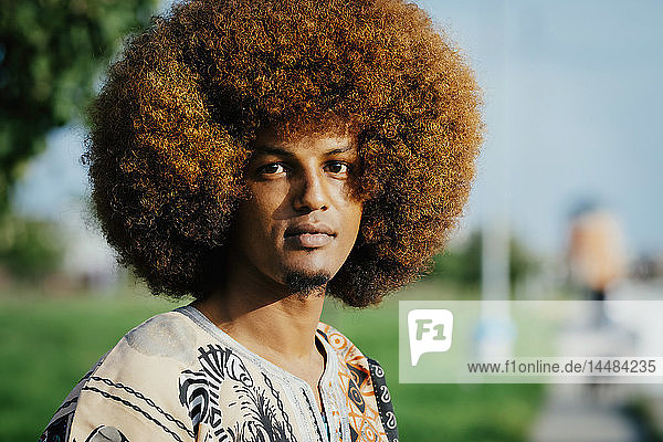 Porträt selbstbewusster junger Mann mit Afro