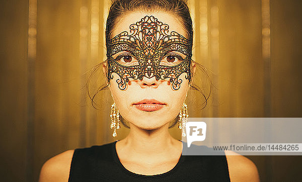 Porträt ernste  schöne Frau in Maskerade Maske