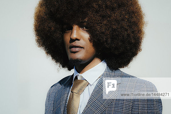 Porträt selbstbewusster gut gekleideter junger Mann mit Afro