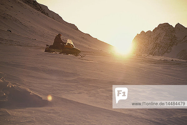 Schneemobilfahrer am Hang Chugach Mtns SC AK Winter
