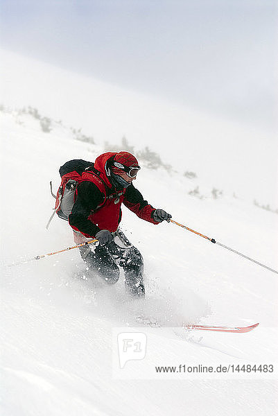 Mann beim Telemark-Skifahren im Tiefschnee auf dem North Diamond Peak in Cameron Pass  Colorado
