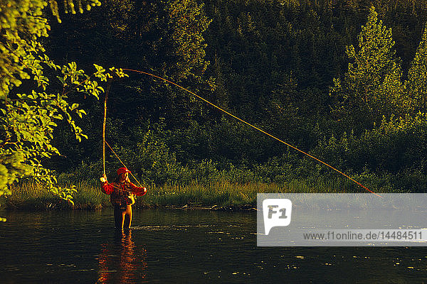 Frau Fliegenfischen am Fluss SC Alaska