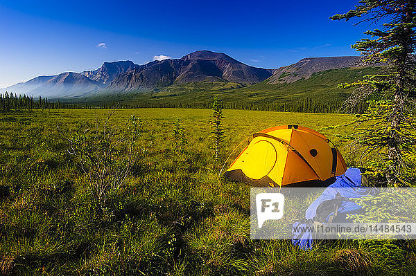 Zeltplatz mit Blick auf den Vulkan Skookum  Wrangell Saint Elias National Park  Süd-Zentral-Alaska  Sommer