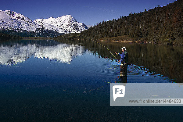Mann beim Fliegenfischen am unteren Paradise Lake KP AK