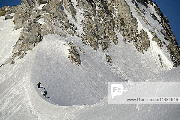 Bergsteiger auf dem Grat zum Gipfel Pika Glacier Area AK Range