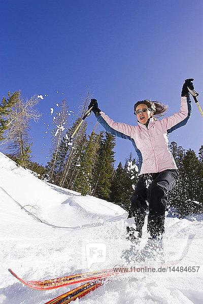 Junge Frau beim Abfahrtslauf Dixie National Forest Utah Winter