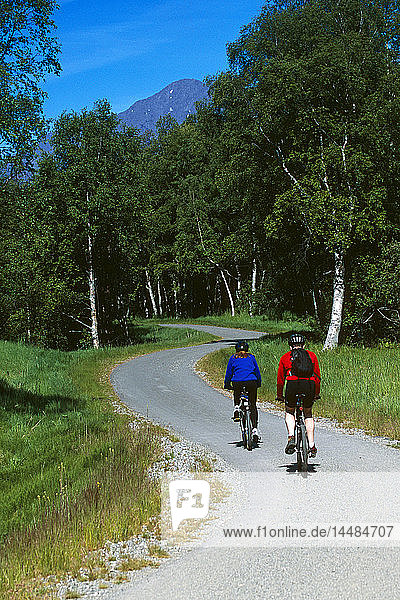 Radfahrer auf asphaltiertem Weg /nSüd-Zentral-Alaska