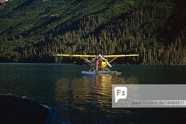 Fischer beim Fischen vom Wasserflugzeug aus auf dem Lake Kenai Pen. AK