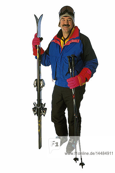 Mann mit Skiabfahrtsausrüstung