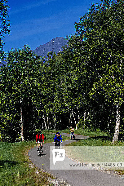 Menschen Radfahren und Rollerbladen SC Alaska