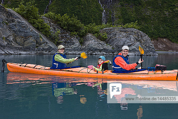 Familienkajaks in der Shoup Bay  Prince William Sound  Süd-Zentral-Alaska  Sommer