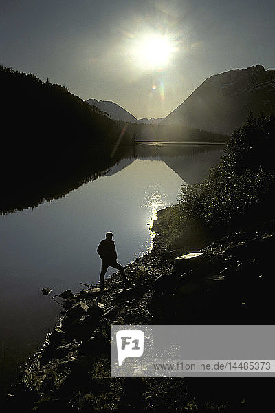 Wanderer im Gegenlicht am Ufer des Trail Lake KP AK Sommer Silhouette