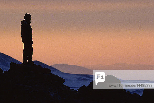Wanderer auf dem Bergrücken Seward Peninsula Western AK Sonnenuntergang