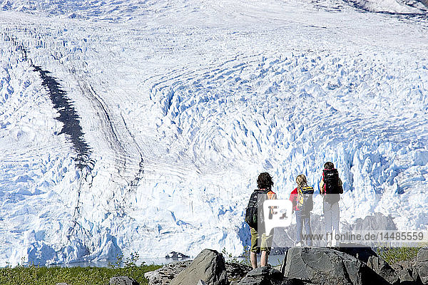Familie auf Wanderung über den Portage Pass Trail mit Blick auf den Portage Gletscher Chugach Nat Forest Alaska Sommer