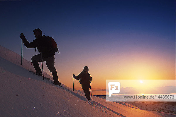 Paar Schneeschuhwandern auf Kamm Sonnenuntergang SC AK Winter