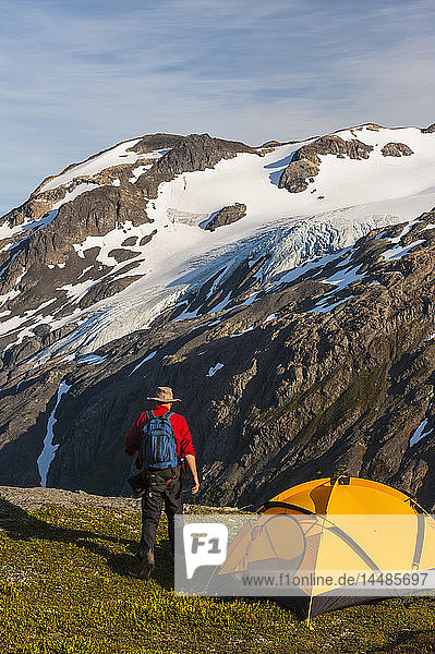 Rucksacktourist an seinem Zeltplatz auf einem Bergrücken  Kenai Fjords National Park  Süd-Zentral-Alaska